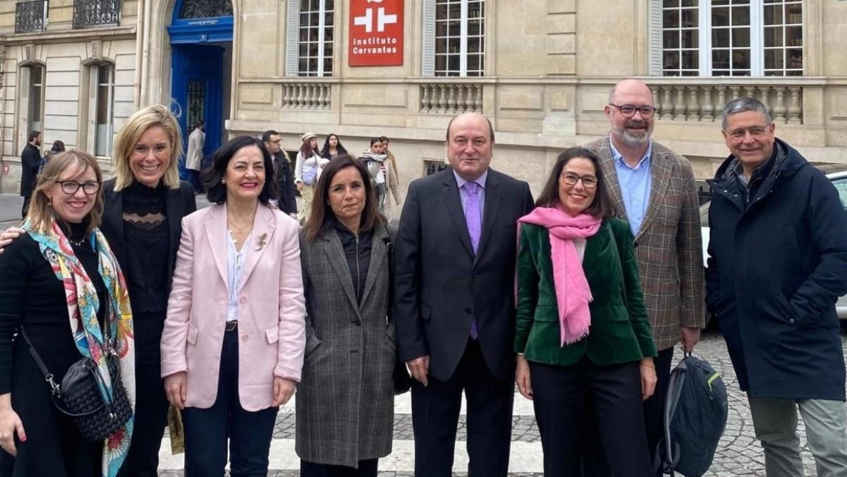 Una delegación del PNV, con Andoni Ortuzar en el centro (en ese momento presidía el partido), frente al palacete de París que era sede del Instituto Cervantes.
