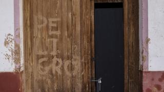 Puerta marcada con barro en Picanya, Valencia. Efe/ Kai Forsterling