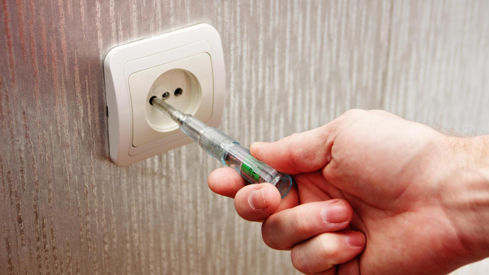 Persona moviendo un enchufe a una nueva ubicación.