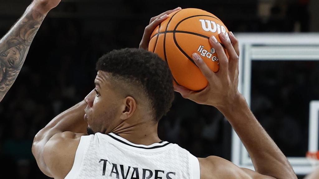 Tavares retiene el balón ante la presión de Willy Hernangómez.