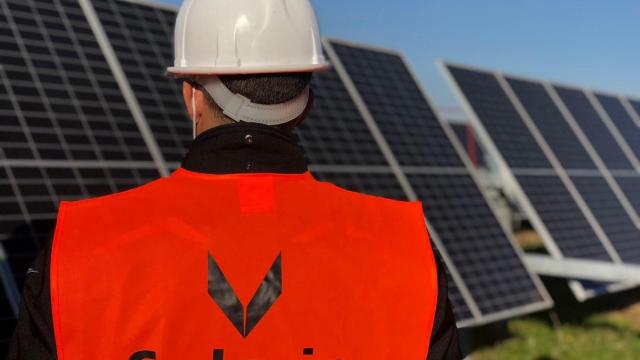 Un trabajador en un parque fotovoltaico de Solaria.