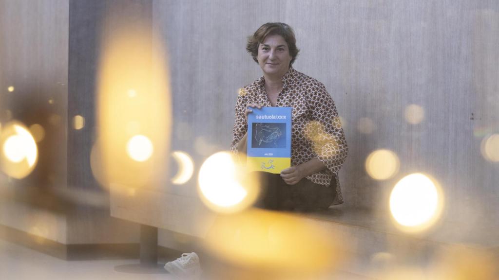 The director of Altamira, Pilar Fatás, with a copy of the magazine where the new discoveries are published.