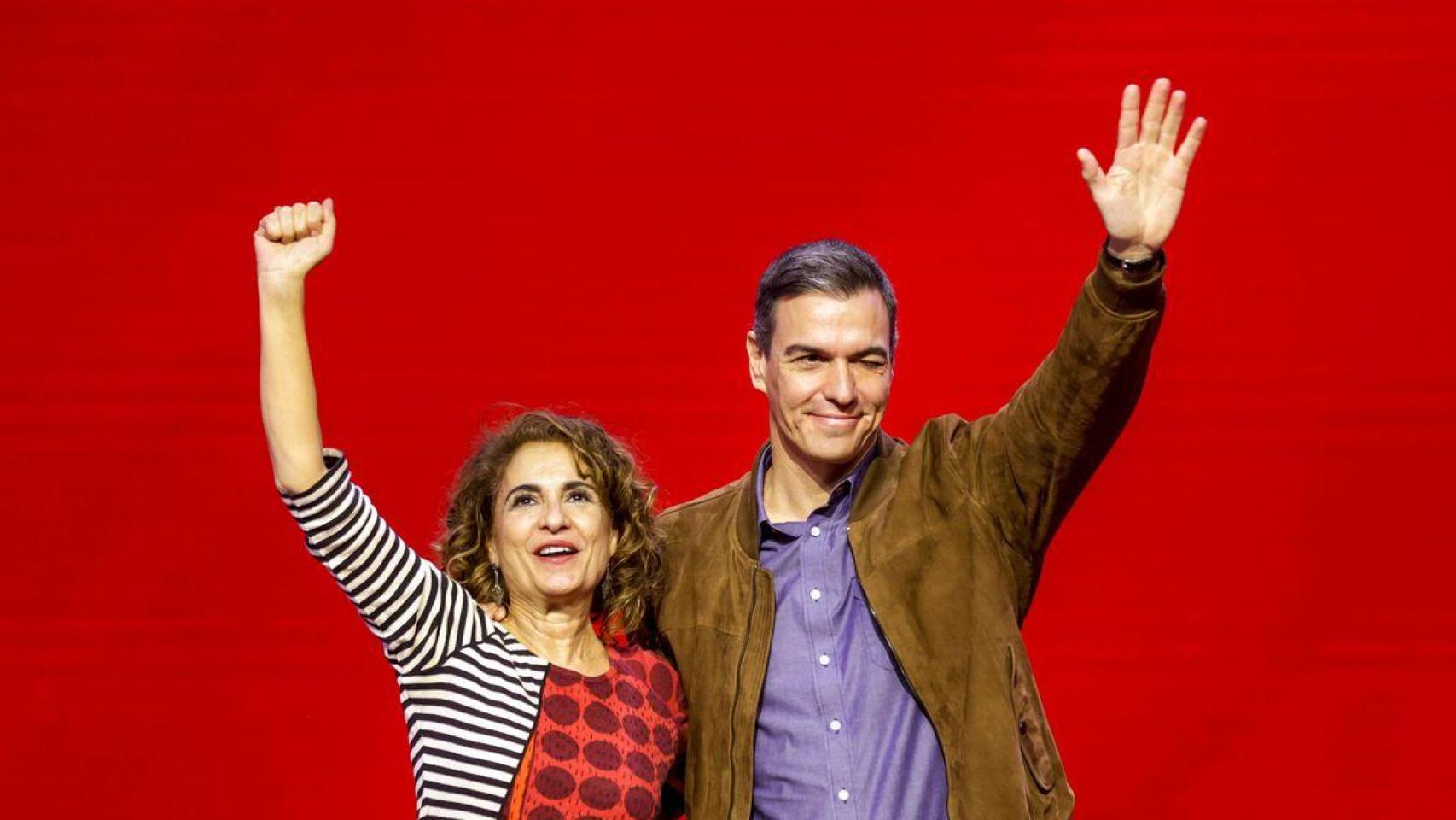 María Jesús Montero y Pedro Sánchez durante un mitin del PSOE.