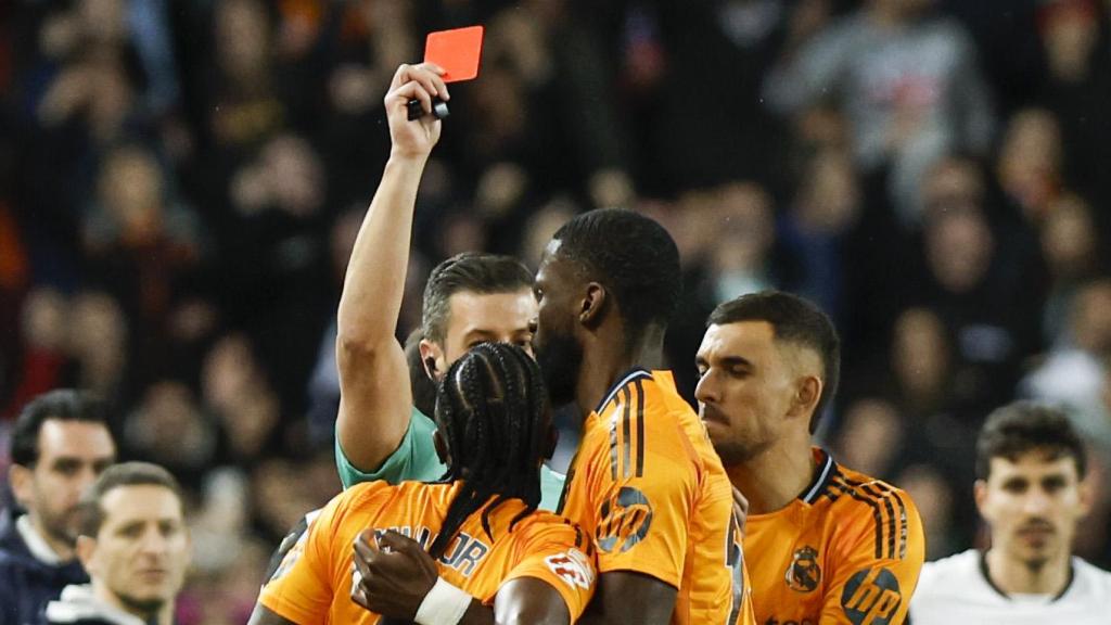 Soto Grado expulsa a Vinicius en el Valencia - Real Madrid de la pasada temporada