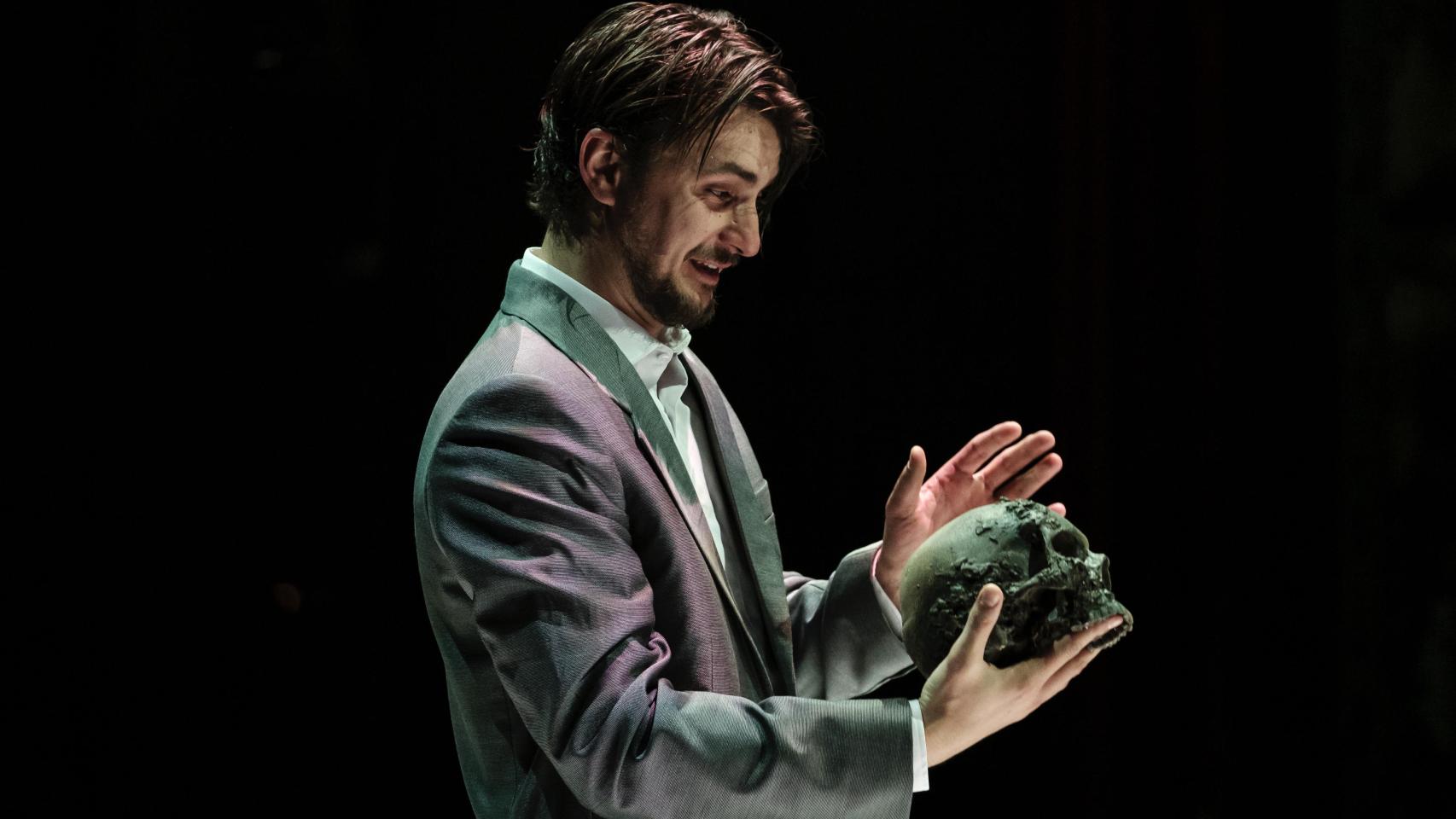 Vlad Udrescu interpreta a Hamlet en la versión de Donnellan. Foto: Albert Dobrin