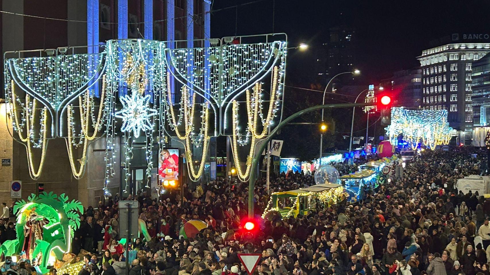 Lluvia solo de caramelos en una Cabalgata de Reyes llena de luz y color en A Coruña