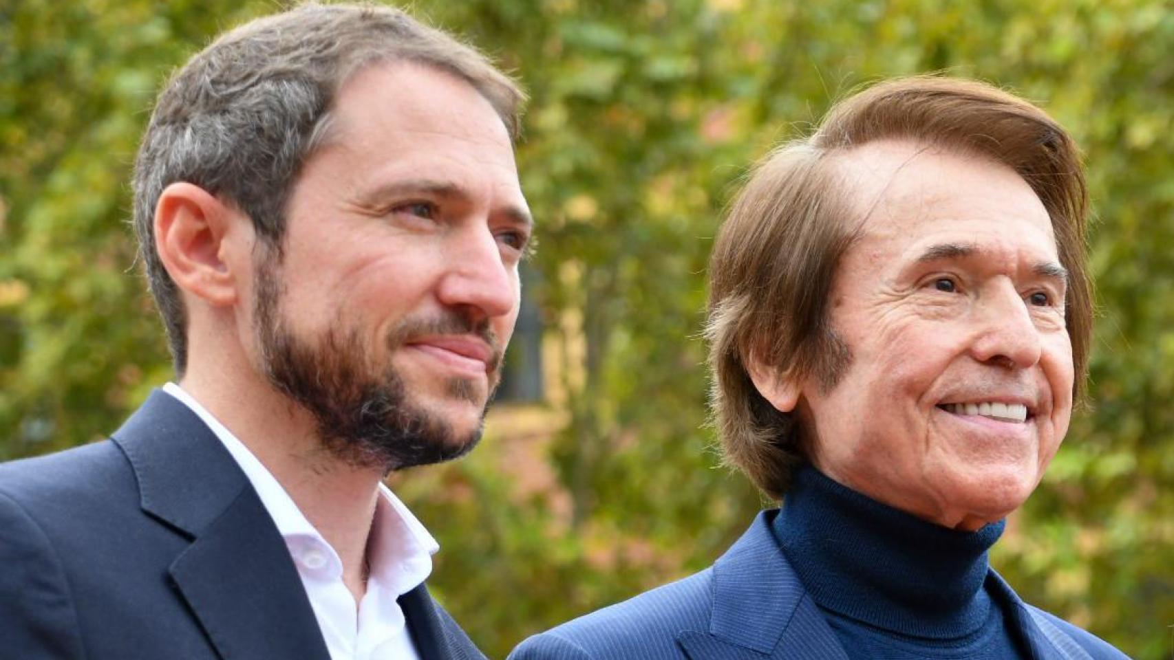 Manuel Martos, junto a su padre, Raphael, en una fotografía de archivo.