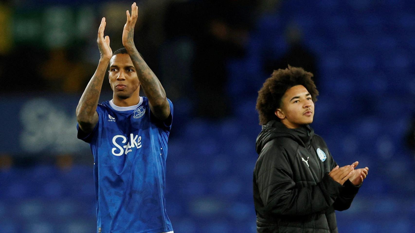 Ashley y Tyler Young, padre e hijo, saludan al término del partido.