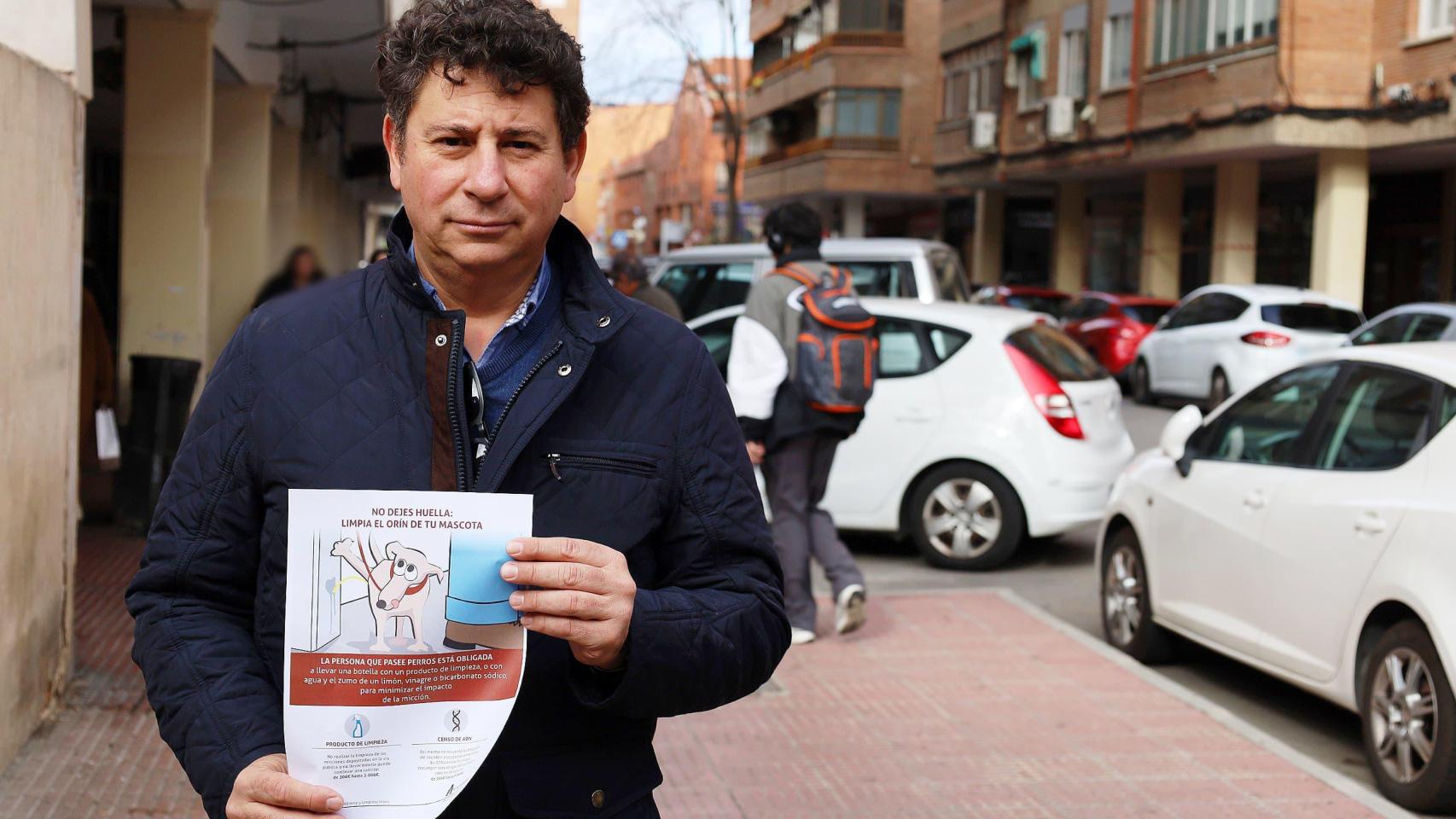 El concejal de Medio Ambiente Vicente Pérez con un cartel de la campaña 'No dejes huella'.