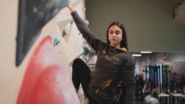 Ainhize Belar encaramada en el rocódromo.