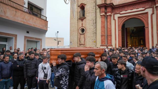 El féretro de Aarón, a la salida de la Parroquia de Aznalcóllar.