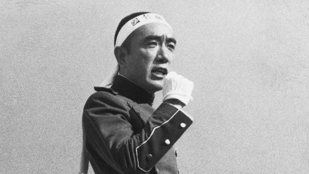 Mishima dando un discurso en los balcones del campamento militar, instantes antes de suicidarse, el 25 de noviembre de 1970. Foto: Nationaal Archief