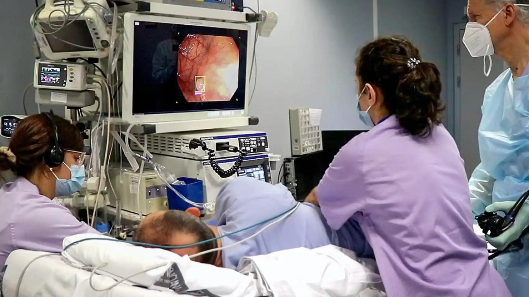 Imagen de archivo de la realización del cribado de cáncer de colon.