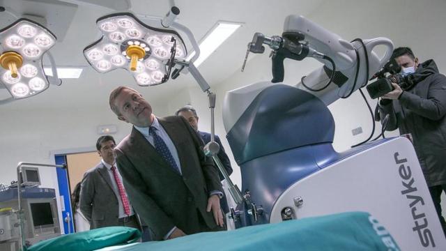 Emiliano García-Page junto al brazo robótico que operará caderas y rodillas en Ciudad Real.