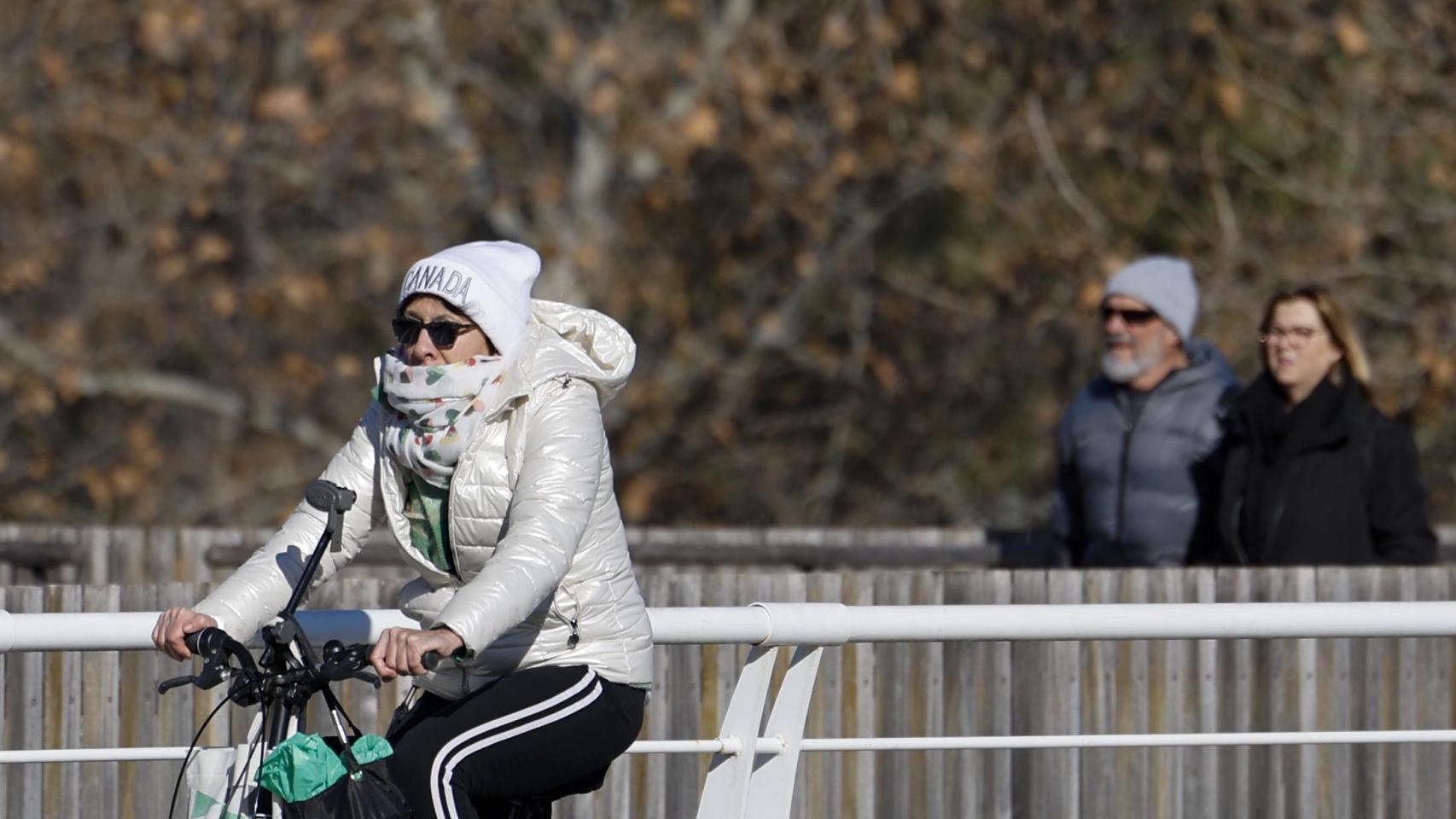Personas abrigadas para combatir el frío, en una imagen de archivo.. Efe / Ana Escobar