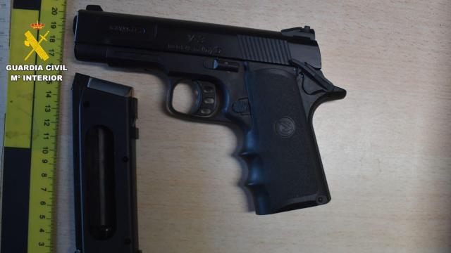 Pistola de balines utilizada por los detenidos para coaccionar a la víctima en León