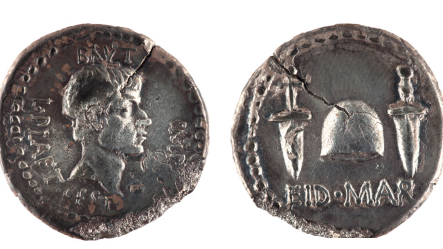 Denario de los idus de marzo.