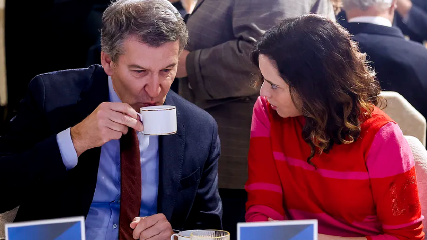 Ayuso habla con Alberto Núñez Feijoo en su desayuno este martes.