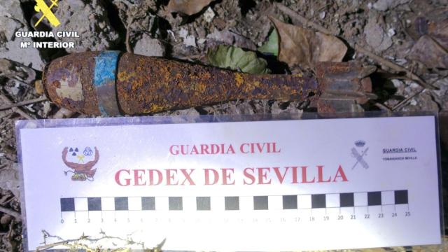 La granada de mortero que ha encontrado la Guardia Civil en Cantillana.