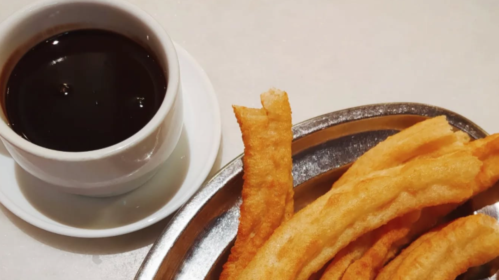 Imagen de los churros con chocolate.