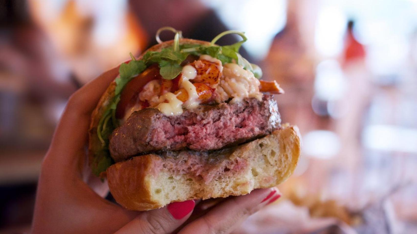 Una persona sostiene una hamburguesa