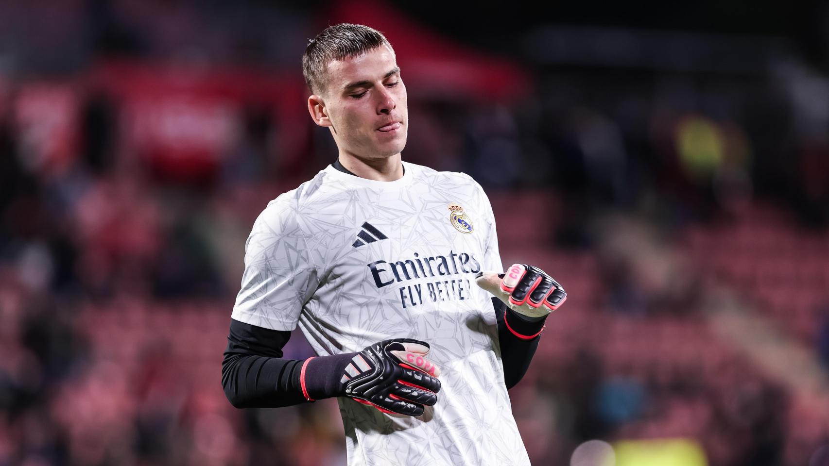 Andriy Lunin, durante un calentamiento con el Real Madrid