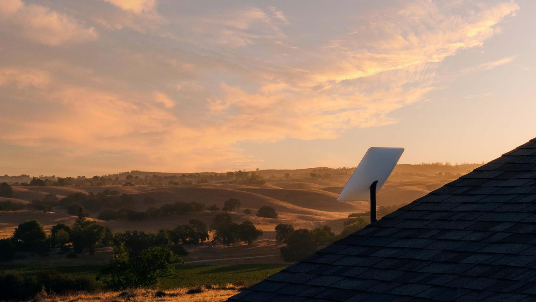 Una antena de conectividad vía satélite en una zona rural.