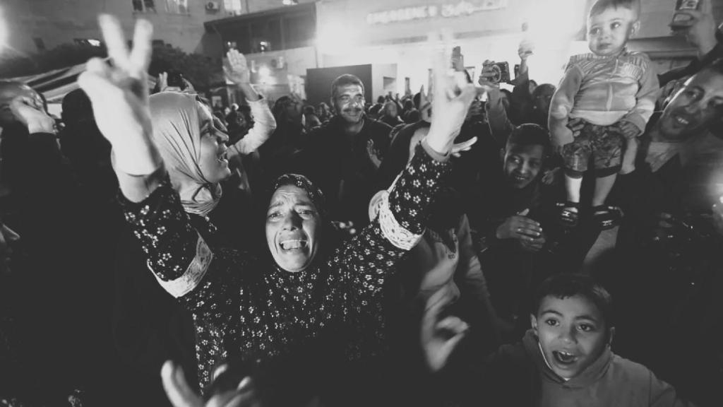 Palestinos celebran el alto el fuego este miércoles.