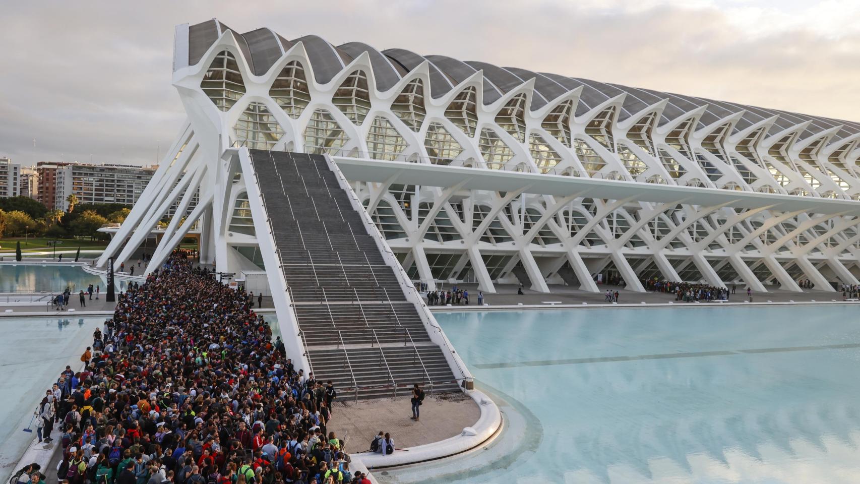 Cientos de voluntarios en la Ciudad de las Artes y las Ciencias, imagen de archivo. Europa Press / Rober Solsona