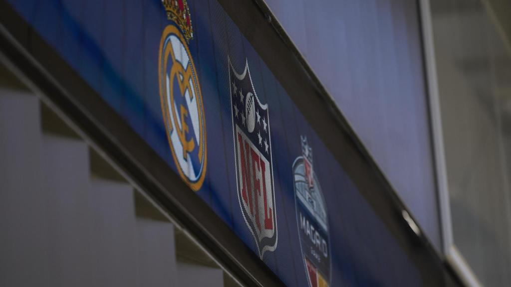 El escudo del Madrid y la NFL y el logo de la NFL en la capital española.