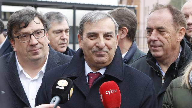 El consejero de Movilidad y Transformación Digital, José Luis Sanz Merino, visita el puente del río Morón de Almazán tras la finalización de las obras de emergencia