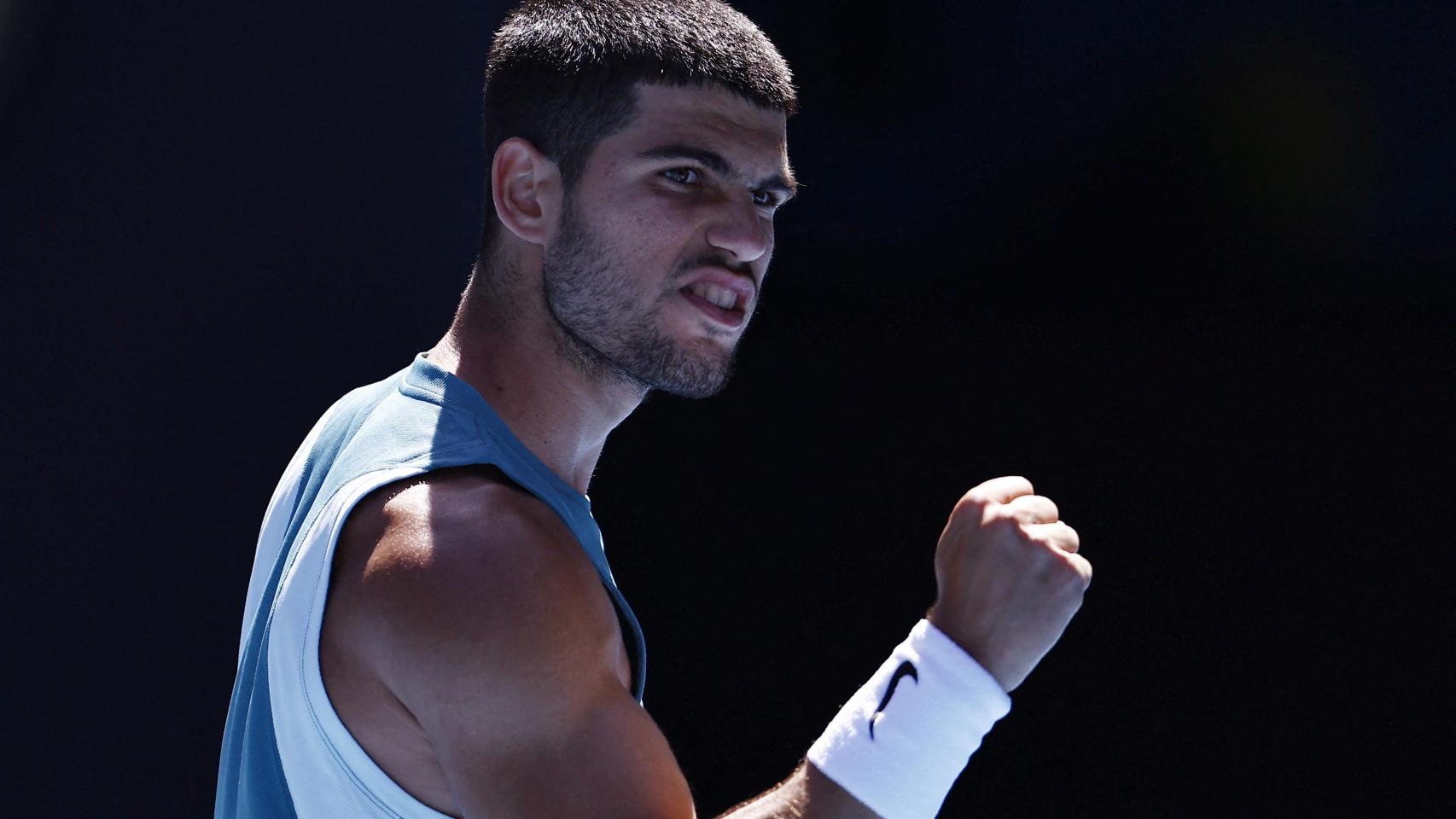 Carlos Alcaraz celebra un punto durante el Open de Australia 2025