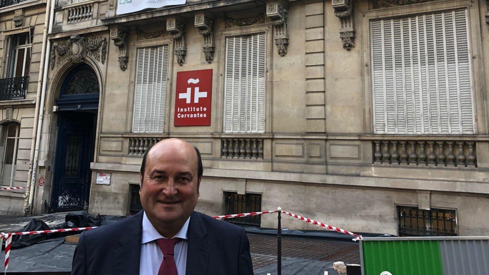 El presidente del PNV, Andoni Ortuzar, el pasado octubre en la fachada del palacete de París que Sánchez le ha regalado a su partido.