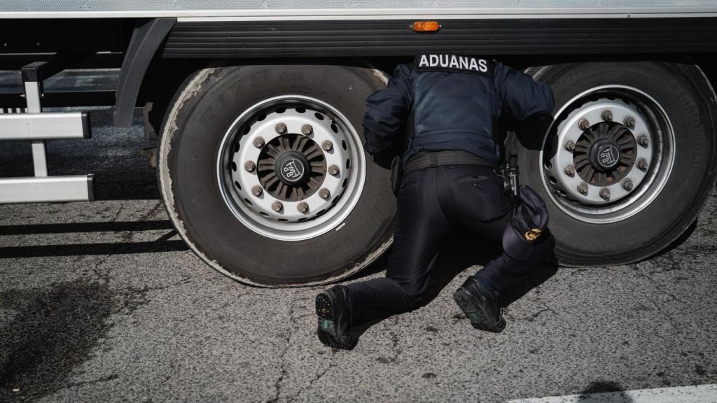 Un agente del Servicio de Vigilancia Aduanera revisa los bajos de un camión recién llegado a puerto.