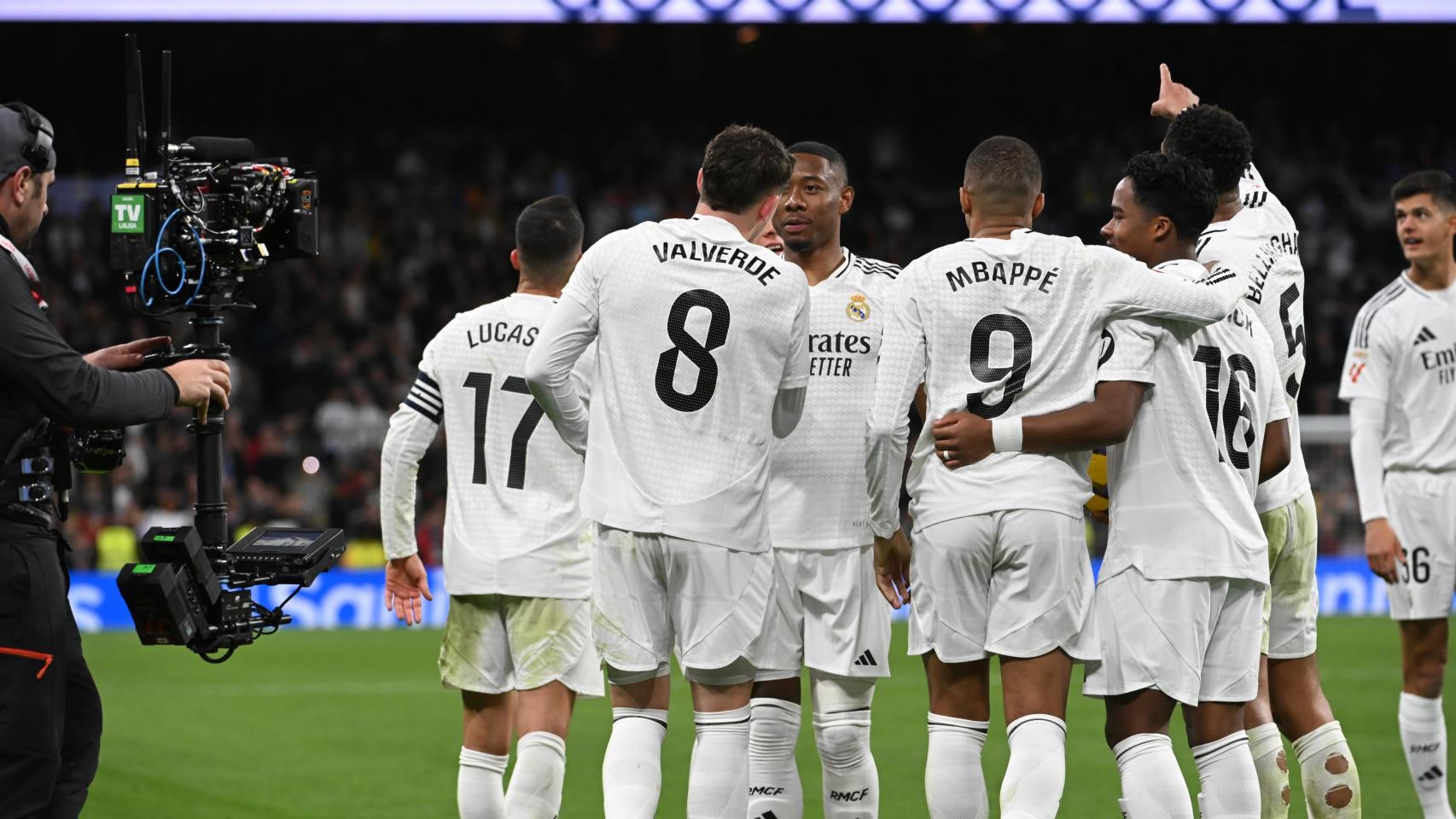 Los jugadores del Real Madrid celebran el gol de Fede Valverde antes de ser anulado