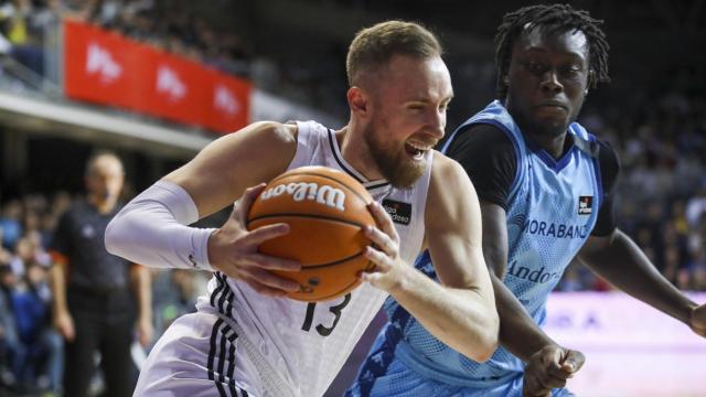 Dzanan Musa trata de retener el balón ante Sekou Doumbouya.