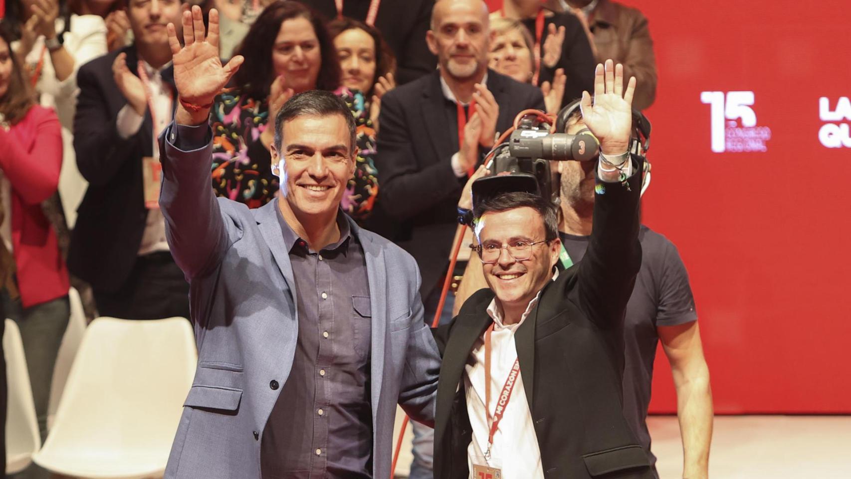 Pedro Sánchez y Miguel Ángel Gallardo en la clausura del Congreso del PSOE de Extremadura