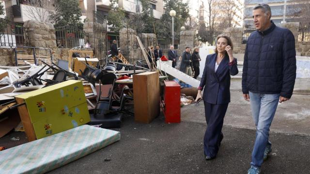 La secretaria general del PP, Cuca Gamarra, y el alcalde Xavier García Albiol, el día 17 durante una visita a un colegio 'desokupado' en Badalona.