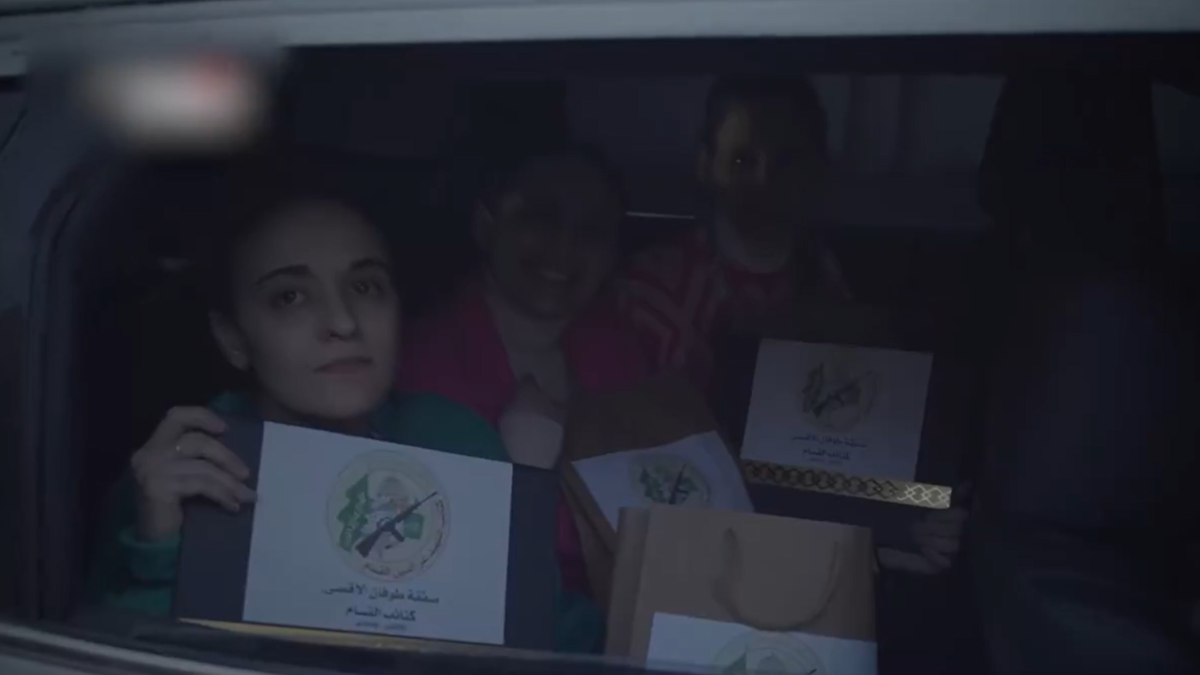 Hamás regala una bolsa con souvenirs a las tres rehenes liberadas.