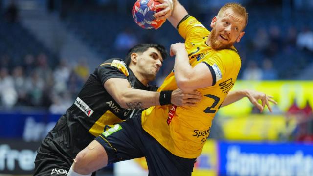 Miguel Sanchez Migallon trata de detener el avance de un jugador sueco en el Mundial de balonmano.