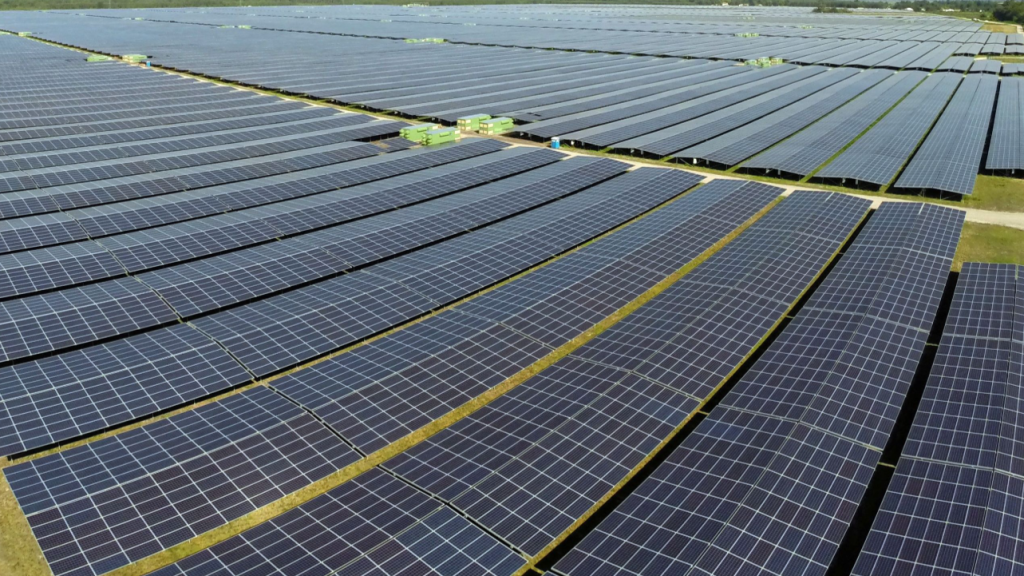 Una vista general muestra los paneles solares utilizados para producir energía renovable en el parque fotovoltaico de Cestas, en el suroeste de Francia.