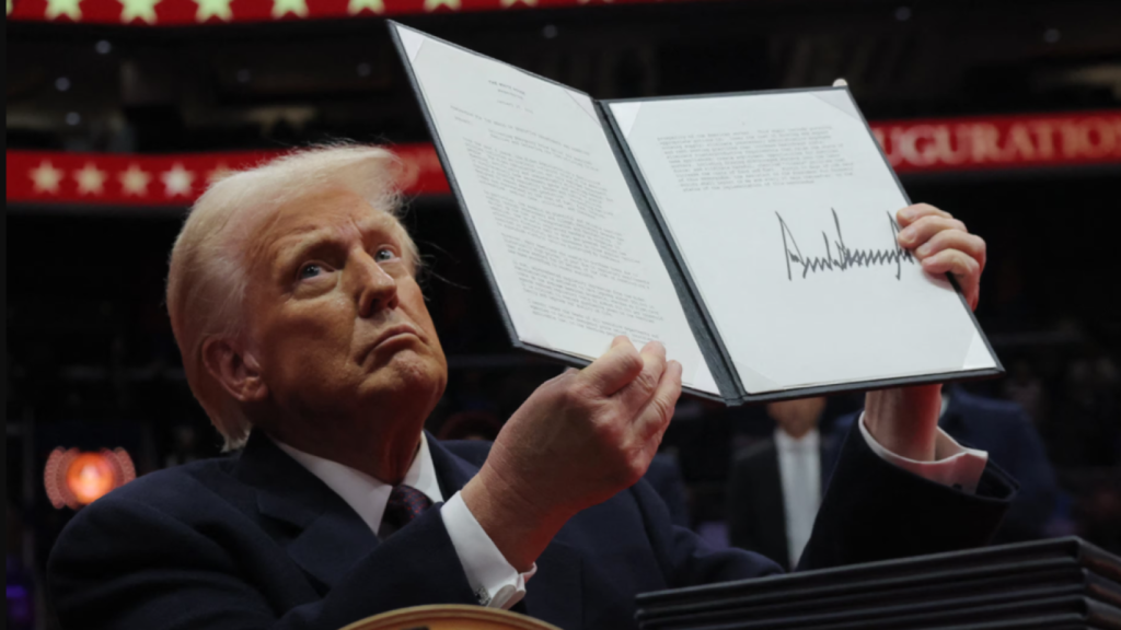 El presidente estadounidense Donald Trump presenta una orden ejecutiva durante el desfile inaugural en EE.UU.