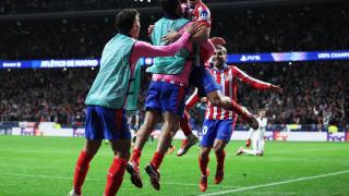 Los jugadores del Atlético de Madrid celebran el segundo gol de Julián Álvarez ante el Leverkusen.