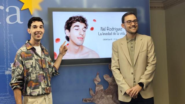 El cantautor salamantino Nel Rodríguez, junto al concejal de Cultura, Ángel Fernández, presentan el concierto