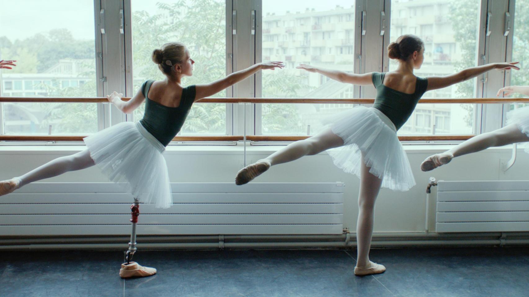 Maud y su hermana en una clase de balé. Una de las escenas más emocionantes del documental