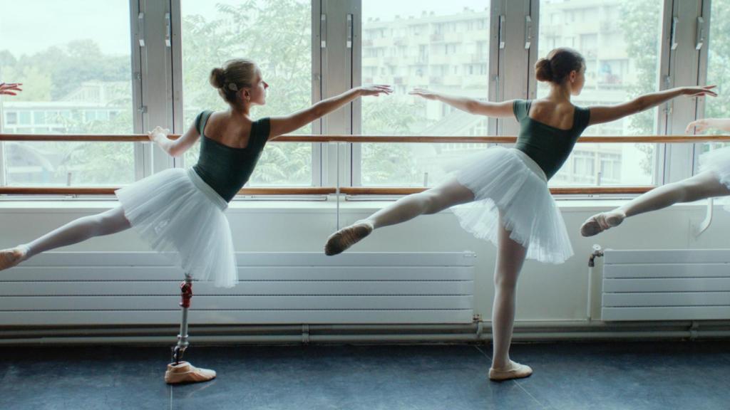 Maud y su hermana en una clase de balé. Una de las escenas más emocionantes del documental