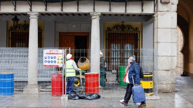 La instalación del vallado perimetral de la fachada de la Delegación del Gobierno ya ha comenzado.