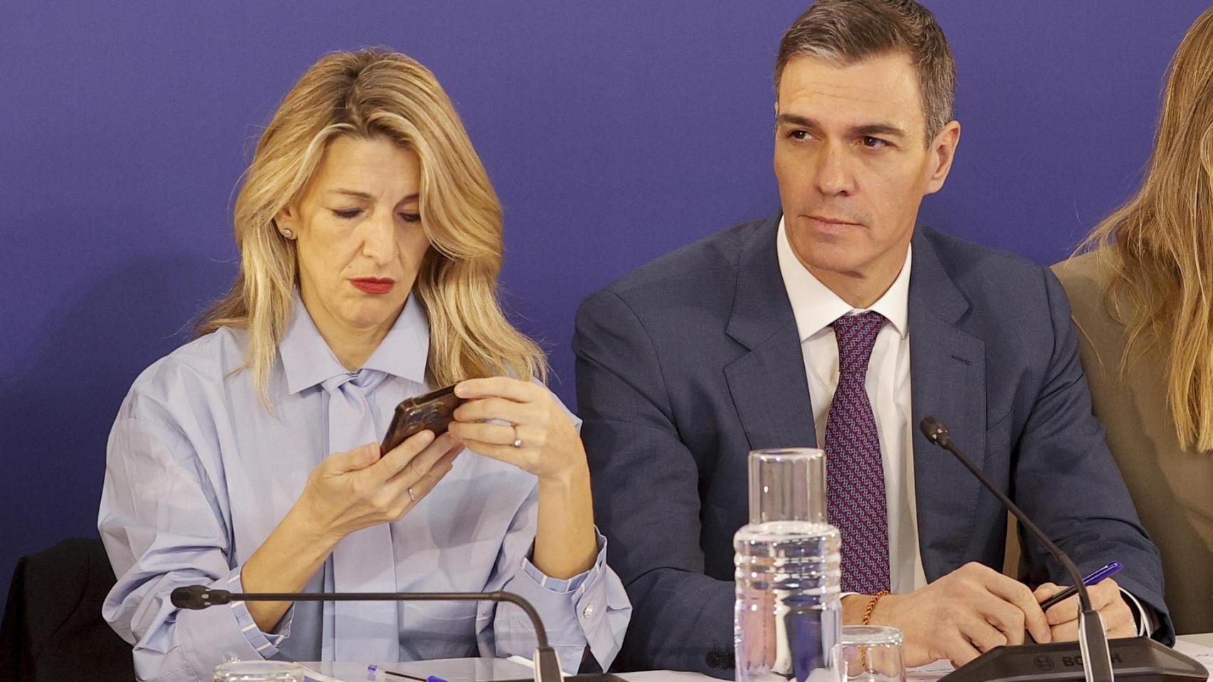 Sánchez junto a Yolanda Díaz este jueves en la reunión interministerial sobre la dana en la sede de la Delegación del Gobierno en Valencia.