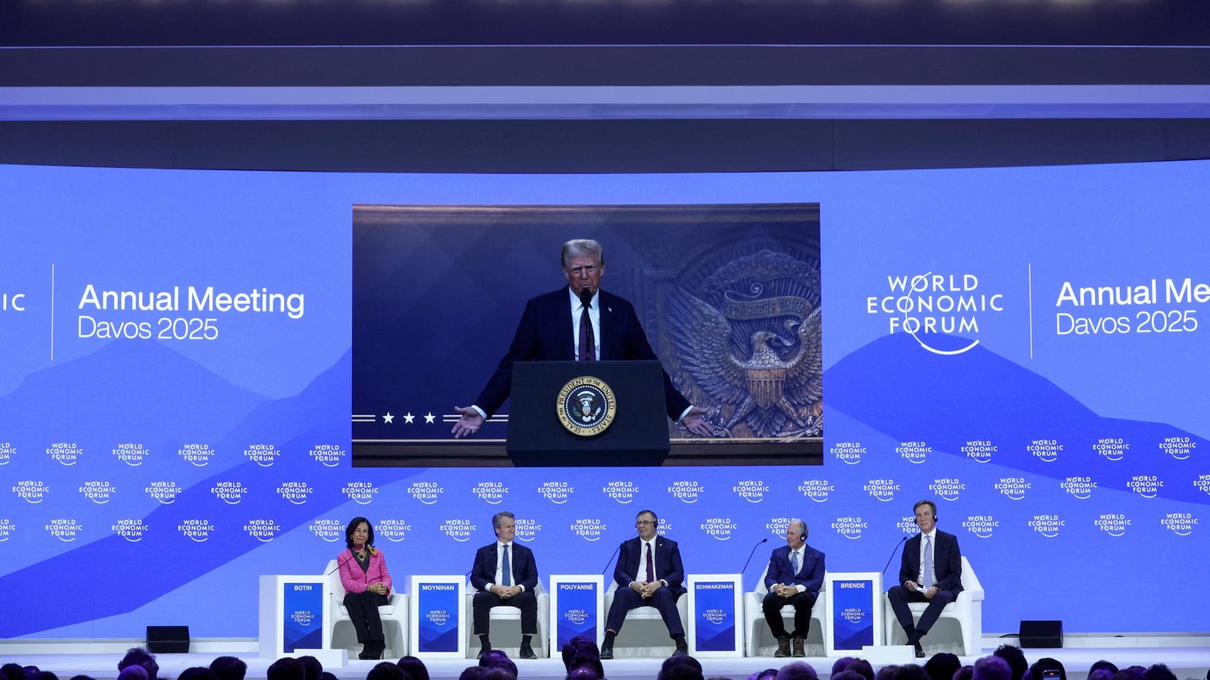 Donald Trump, presidente de Estados Unidos, conversa con Ana Botín, presidenta de Santander; Brian Moynihan, CEO de Bank of America; Patrick Pouyanne, CEO de TotalEnergies; Stephen Schwarzman, CEO de Blackstone Group y Borge Brende, presidente y CEO del Foro Económico Mundial.