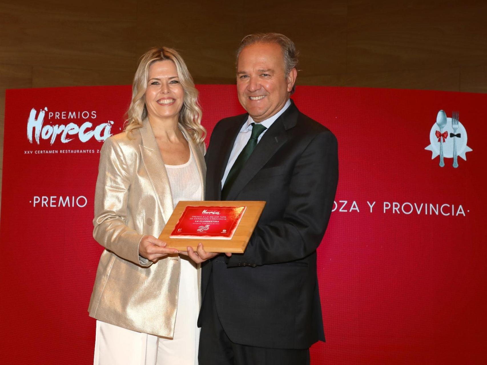 Susana Casanova con el galardón de Horeca 2024.